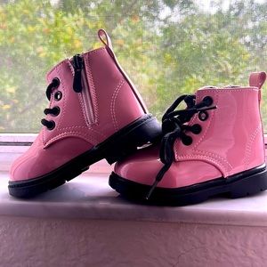 it’s pretty cute, soft blush pink, wear with anything ,toddler size 22. (6.5)US